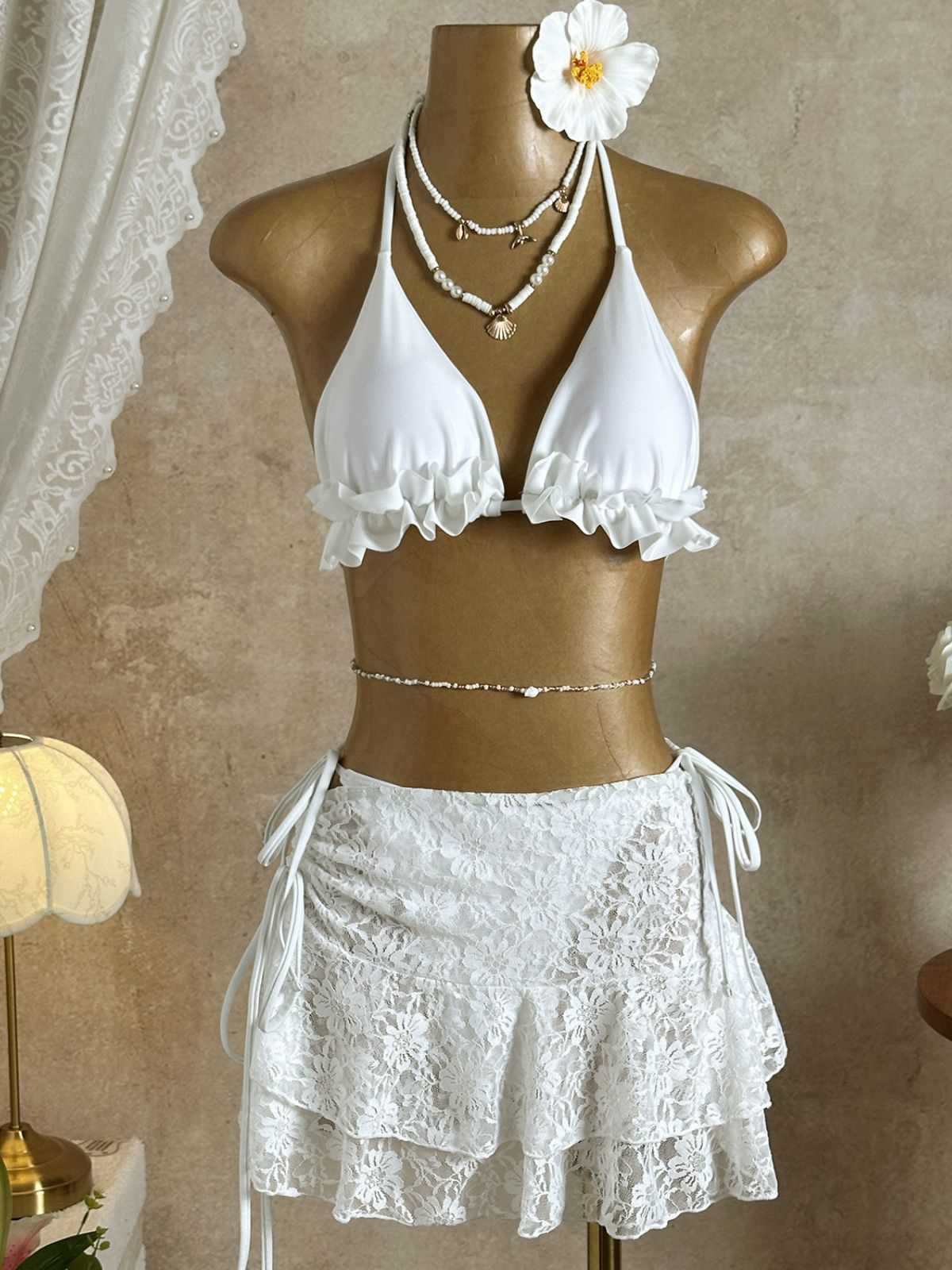 1960er Rüschen Halter Bikini Set & Blumen Spitze Cover-Up - Image 11