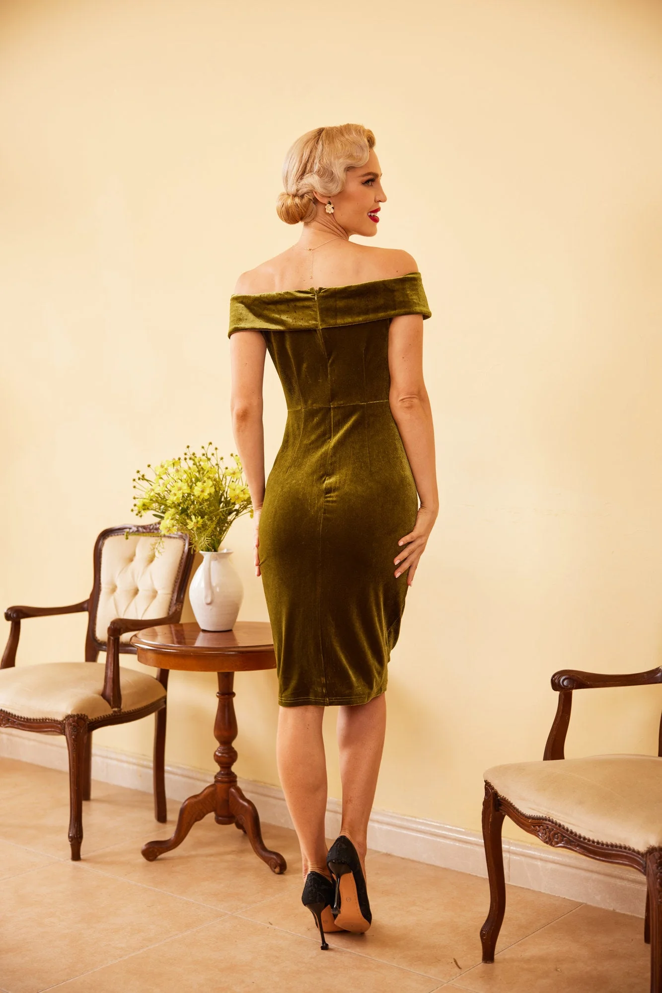 1960ER SCHULTERFREIES, FIGURBETONTES SAMTKLEID - Image 5