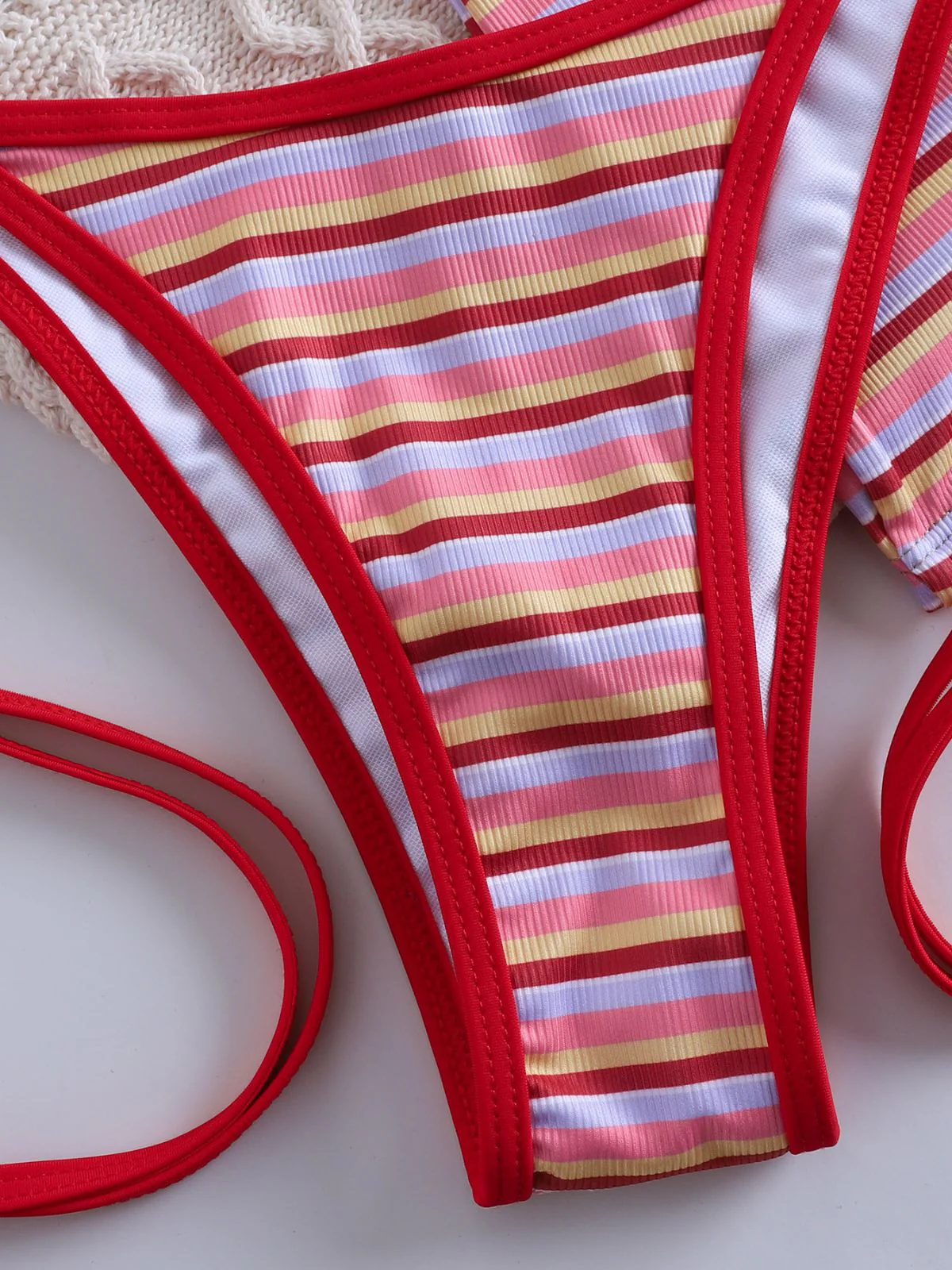 40er Bikini-Set mit Neckholder, Streifen und geripptem Dreieck in Rot - Image 8