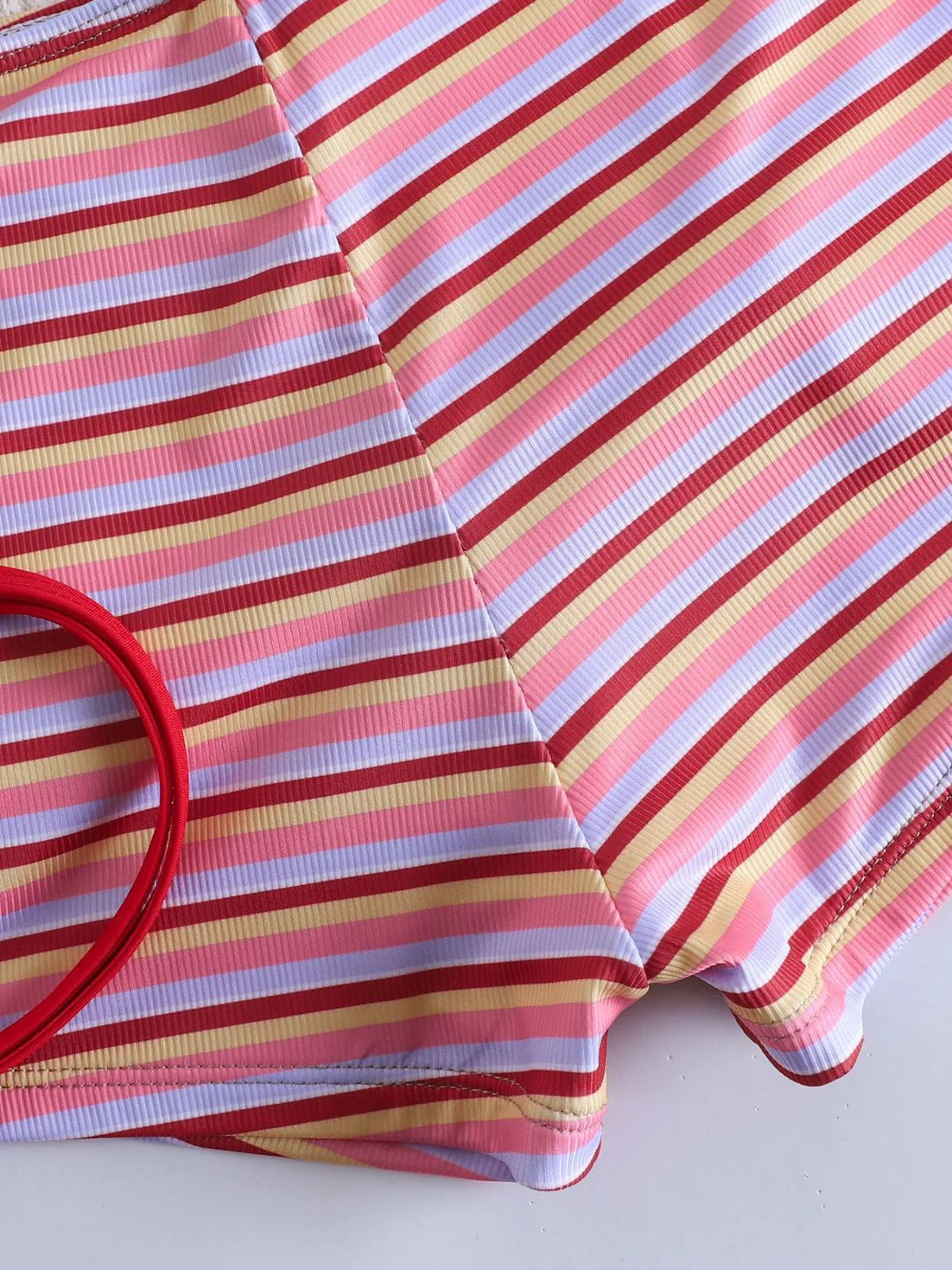 40er Bikini-Set mit Neckholder, Streifen und geripptem Dreieck in Rot - Image 9