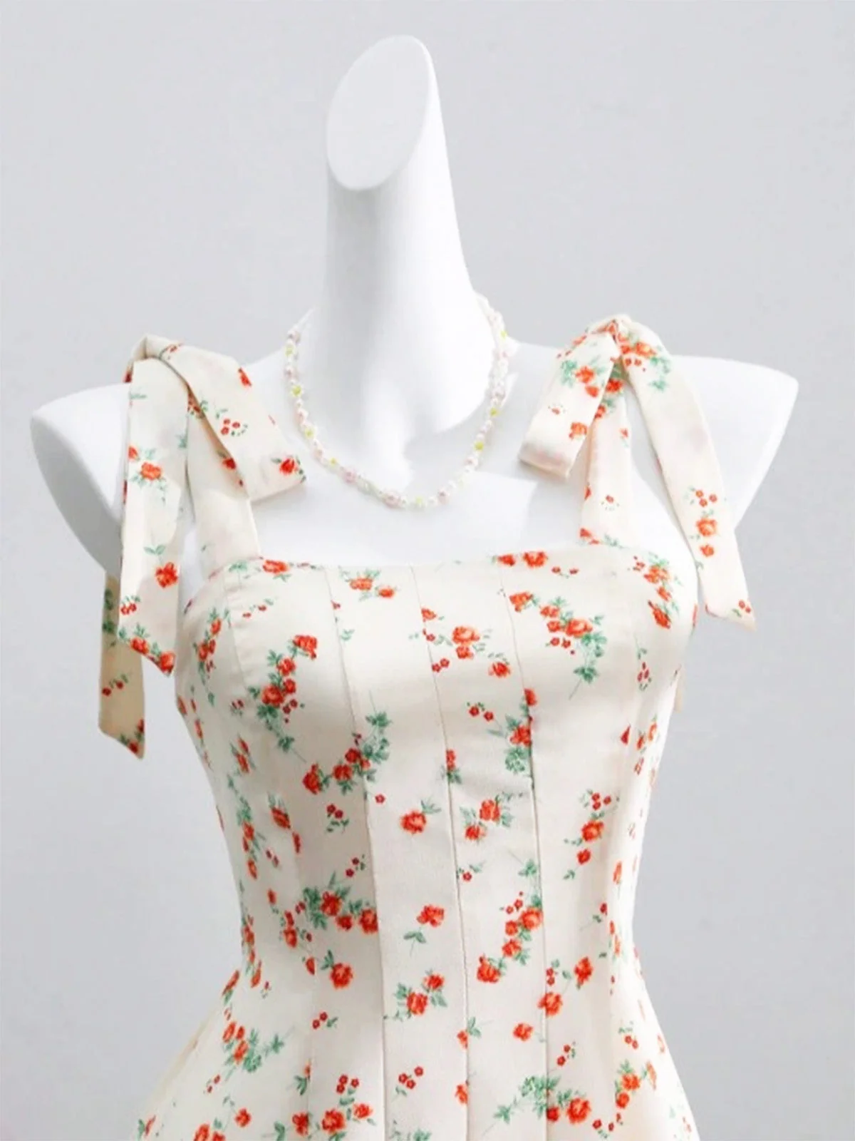 50er Kleid mit Herzausschnitt, Ditsy-Blumen und Bindegürtel in Beige - Image 5