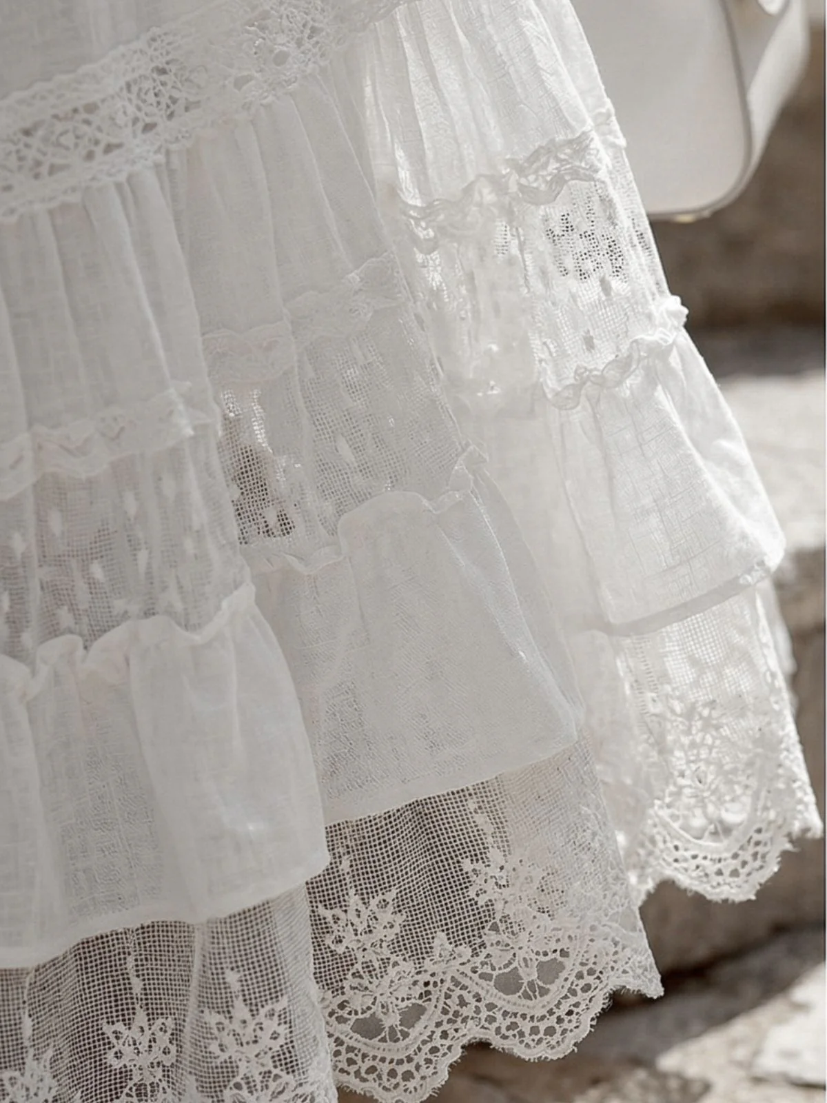 70er Boho-Kleid mit schulterfreiem Design, Spitze und Stufenrock in Weiß - Image 3