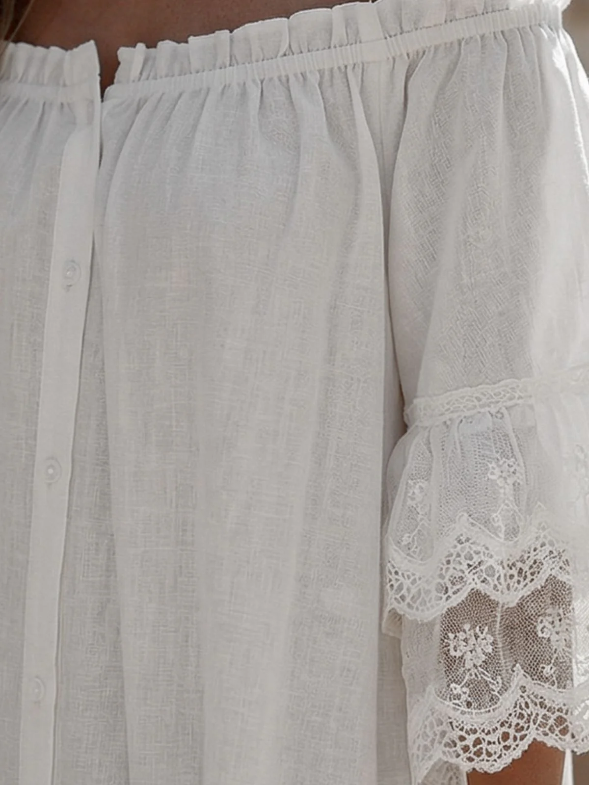 70er Boho-Kleid mit schulterfreiem Design, Spitze und Stufenrock in Weiß - Image 4