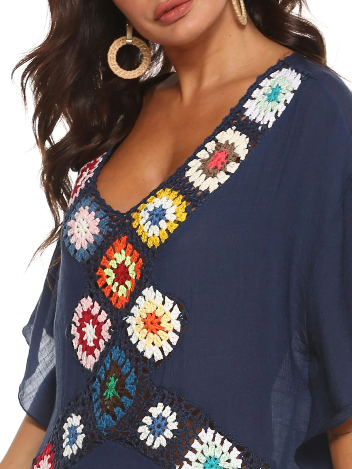 70er Cover-Up im Boho-Stil mit Häkelarbeit und Quadrat-Muster - Image 3