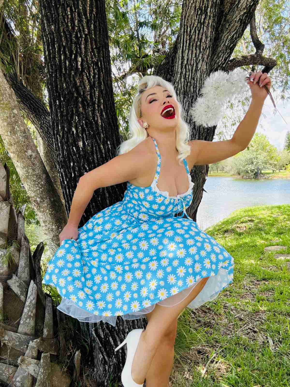 Blau 1950er Halter Spitze Gänseblümchen Kleid - Image 2