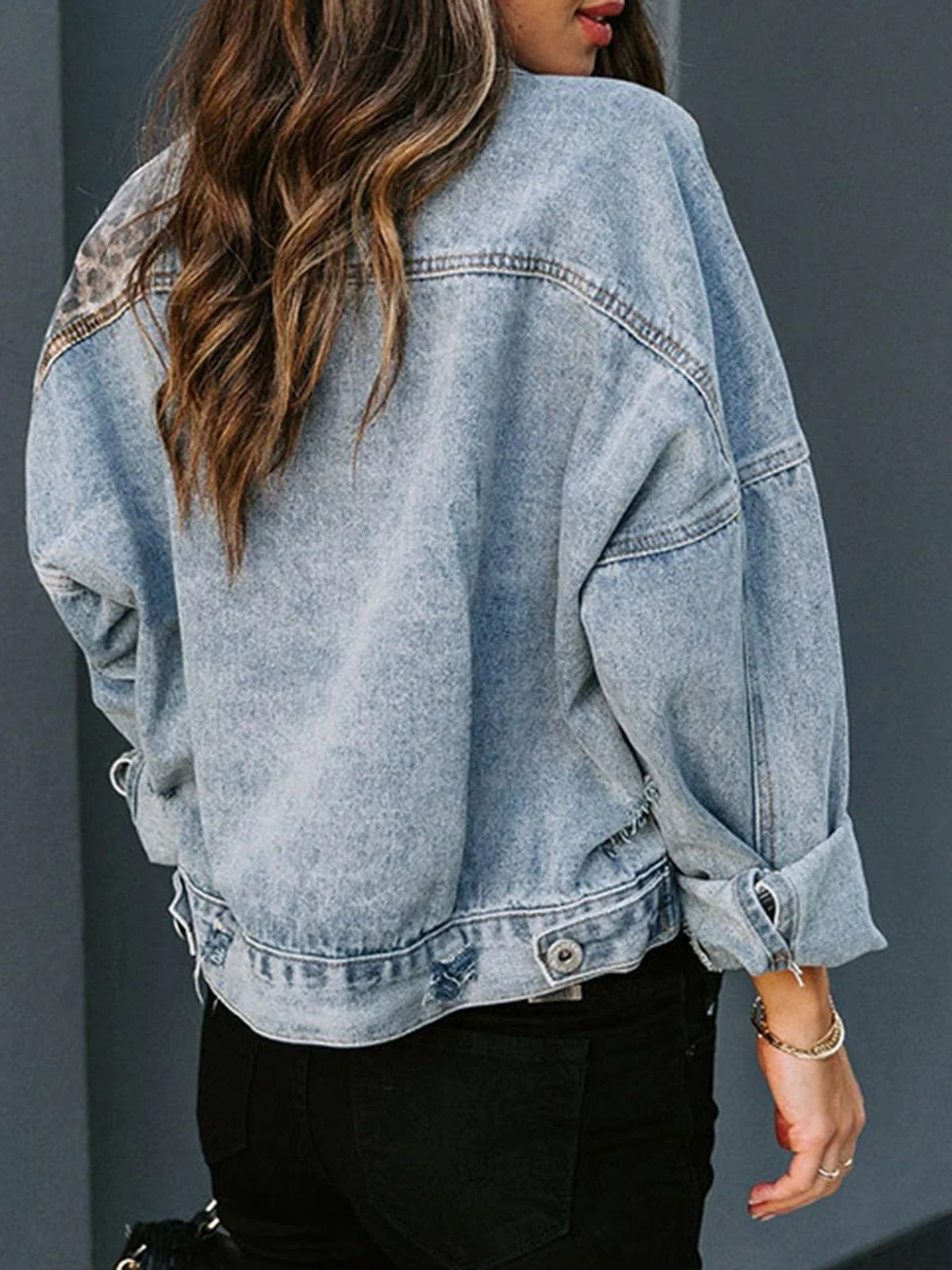 Blau Jeansjacke Oberteil Mit Leopardenmuster - Image 4