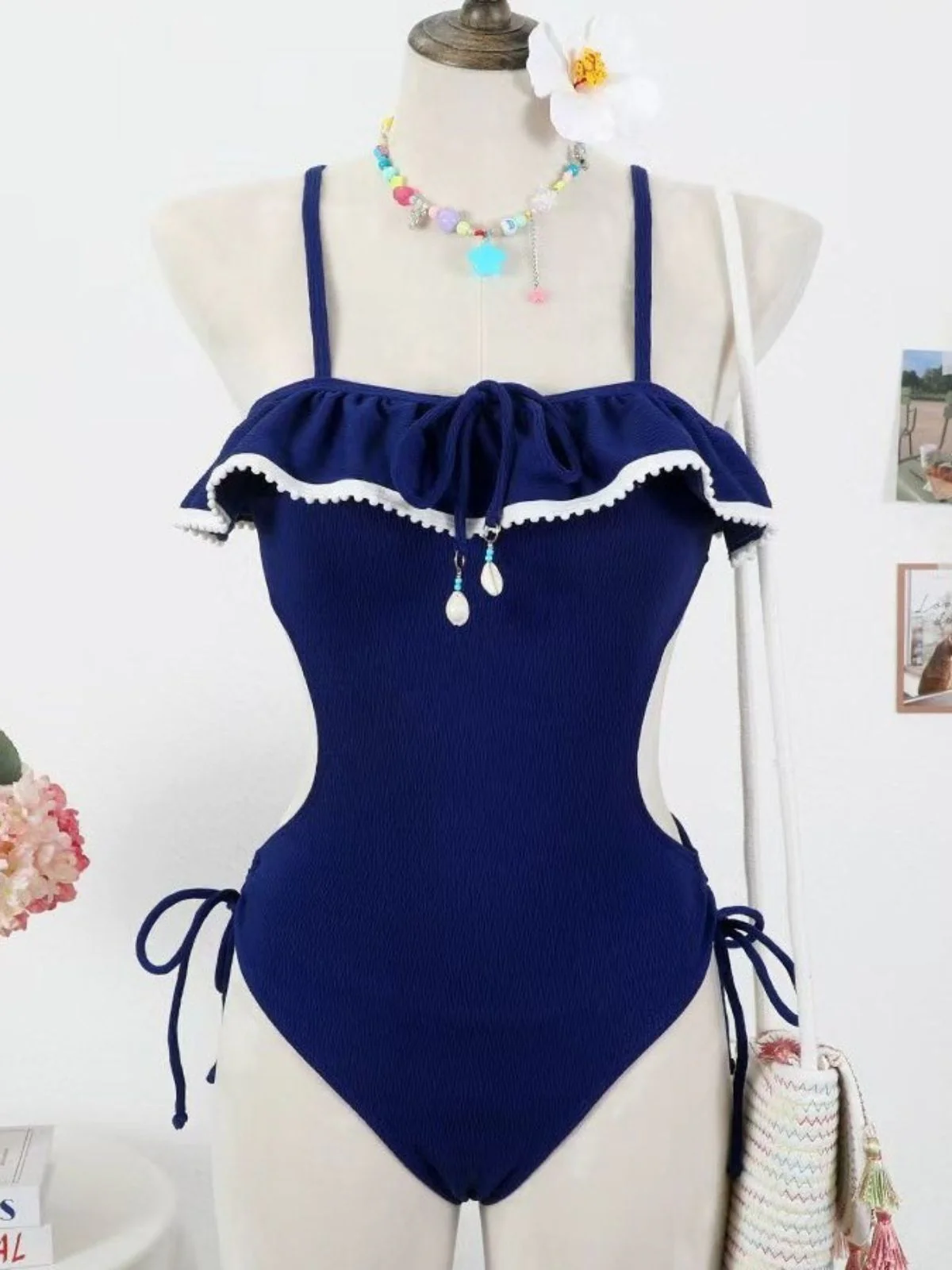 Blauer 40er Badeanzug mit Muschel-Anhänger und Rüschen - Image 4