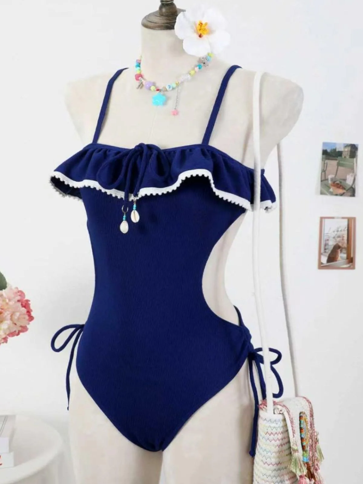 Blauer 40er Badeanzug mit Muschel-Anhänger und Rüschen - Image 5