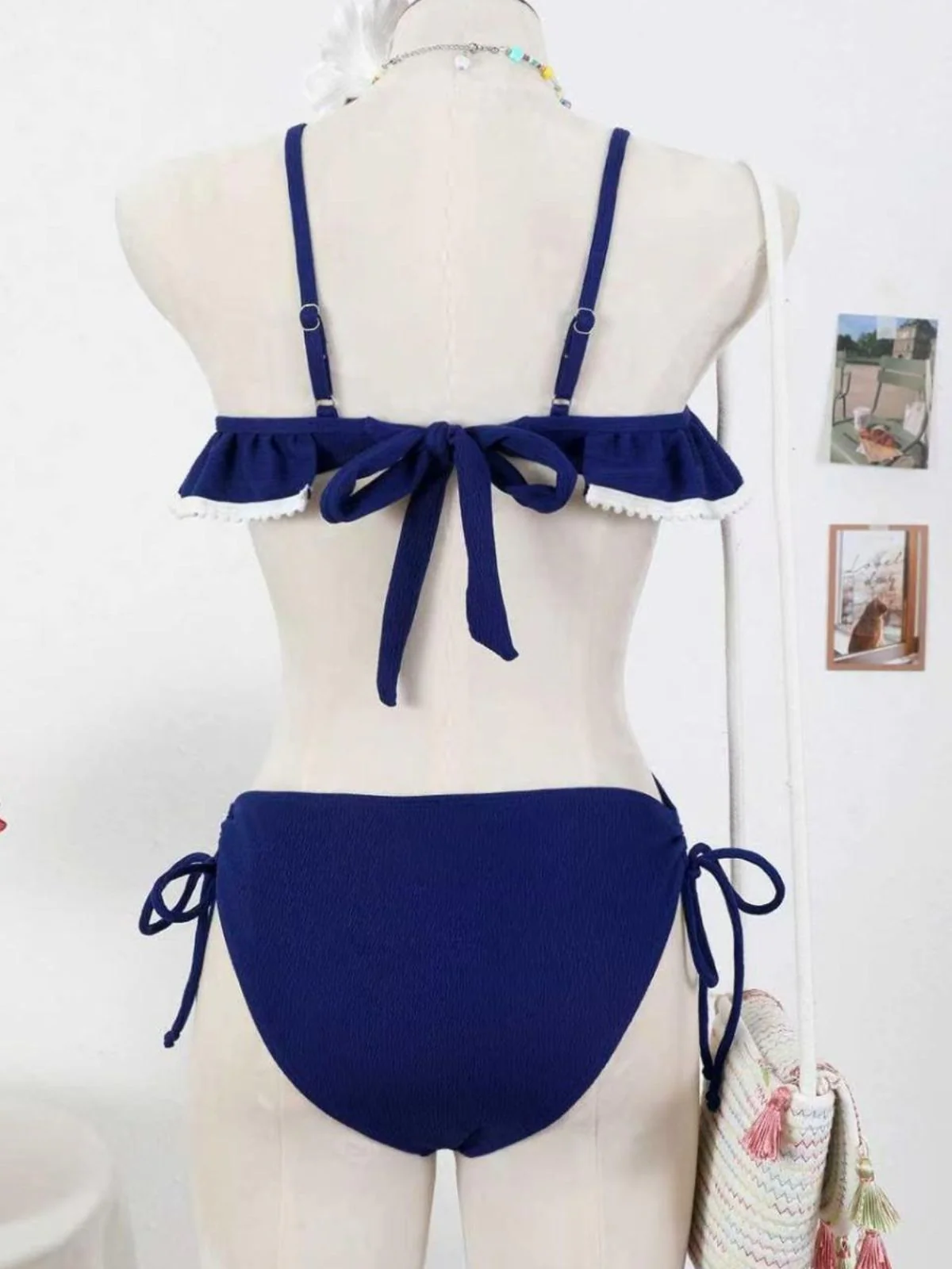 Blauer 40er Badeanzug mit Muschel-Anhänger und Rüschen - Image 6