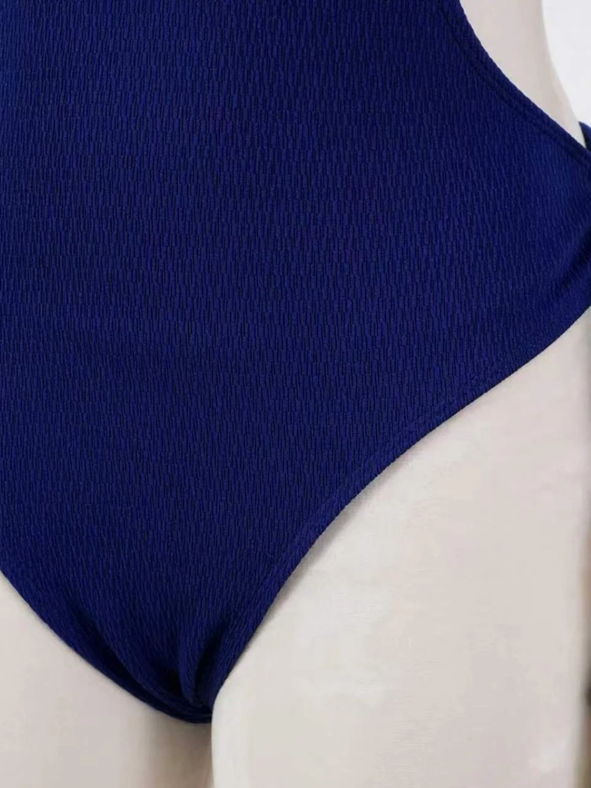 Blauer 40er Badeanzug mit Muschel-Anhänger und Rüschen - Image 7