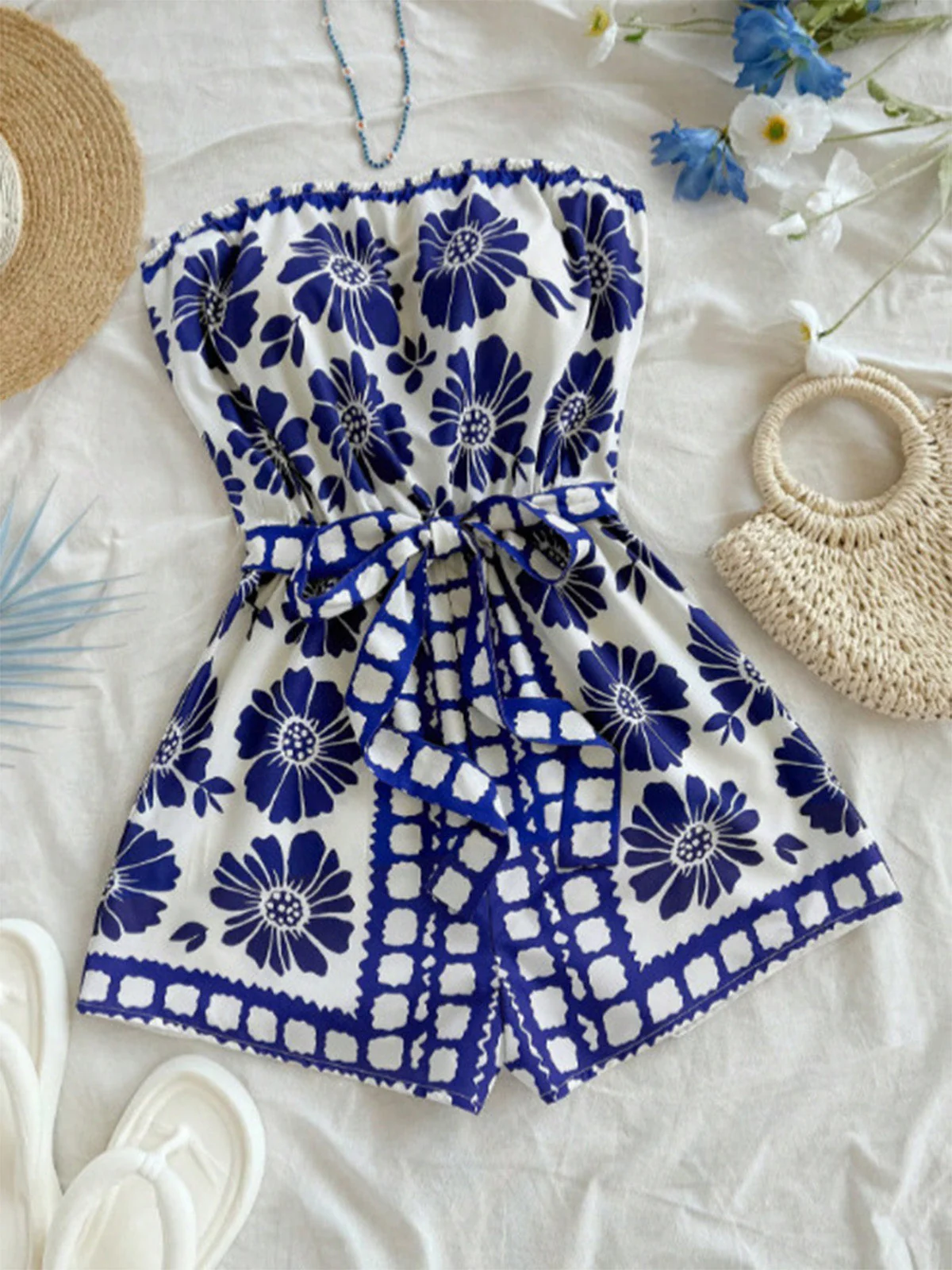 Blauer 70er Trägerloser Romper mit Blumen und Gürtel - Image 4