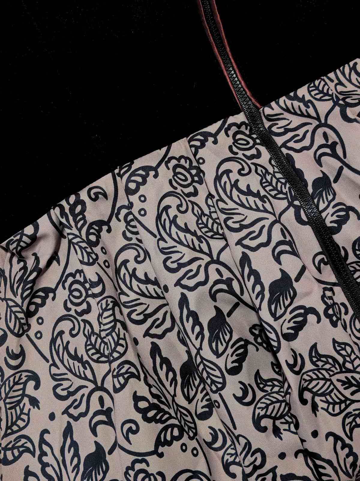 Braun 1950er Oktoberfest Dirndl Häkelsamt Kleid & Satin Plissiertes Schürze - Image 3