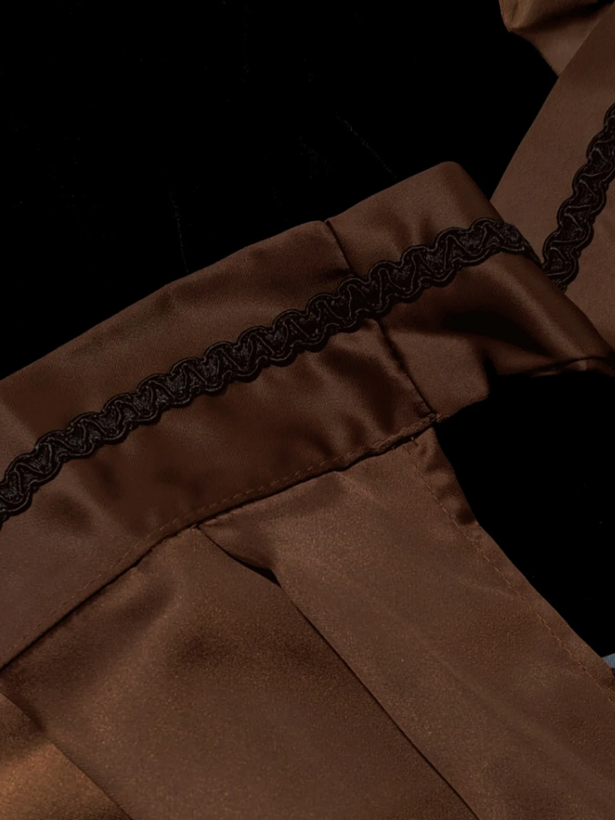 Braun 1950er Oktoberfest Dirndl Häkelsamt Kleid & Satin Plissiertes Schürze - Image 4