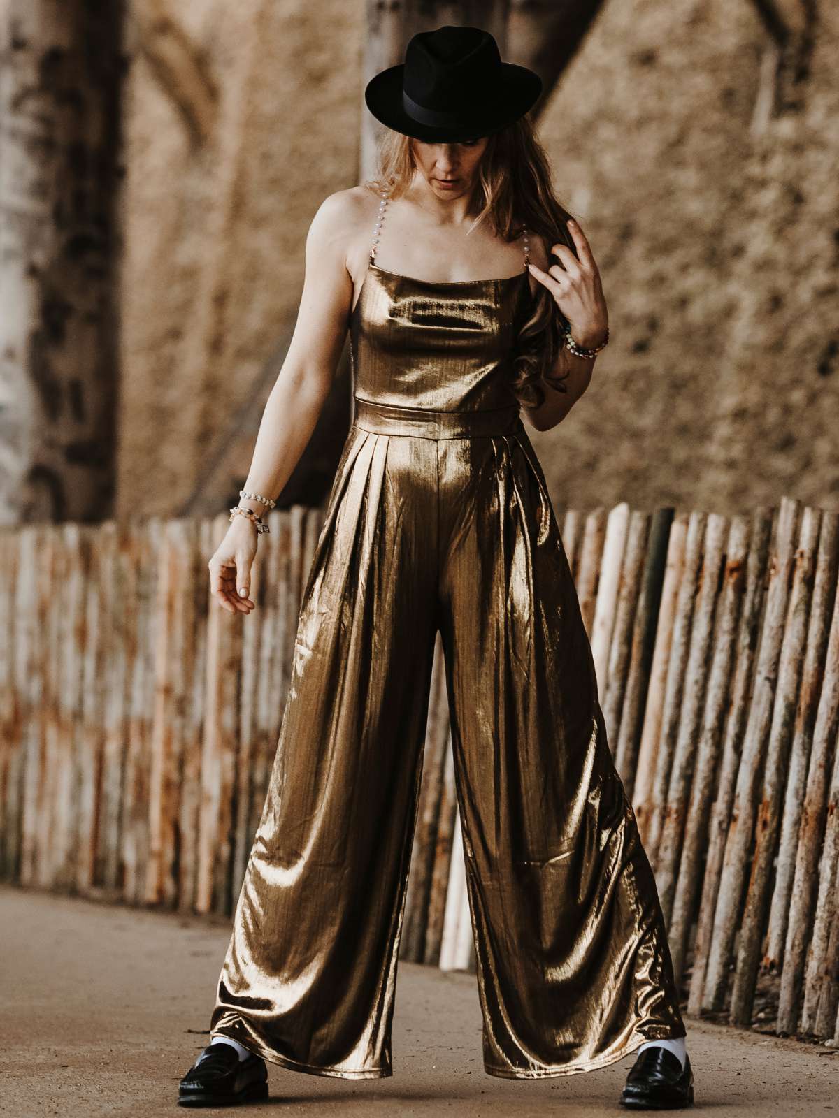 Disco outfit Metallic Gold 1980er Wasserfallkragen Spaghetti Träger Jumpsuit - Image 3