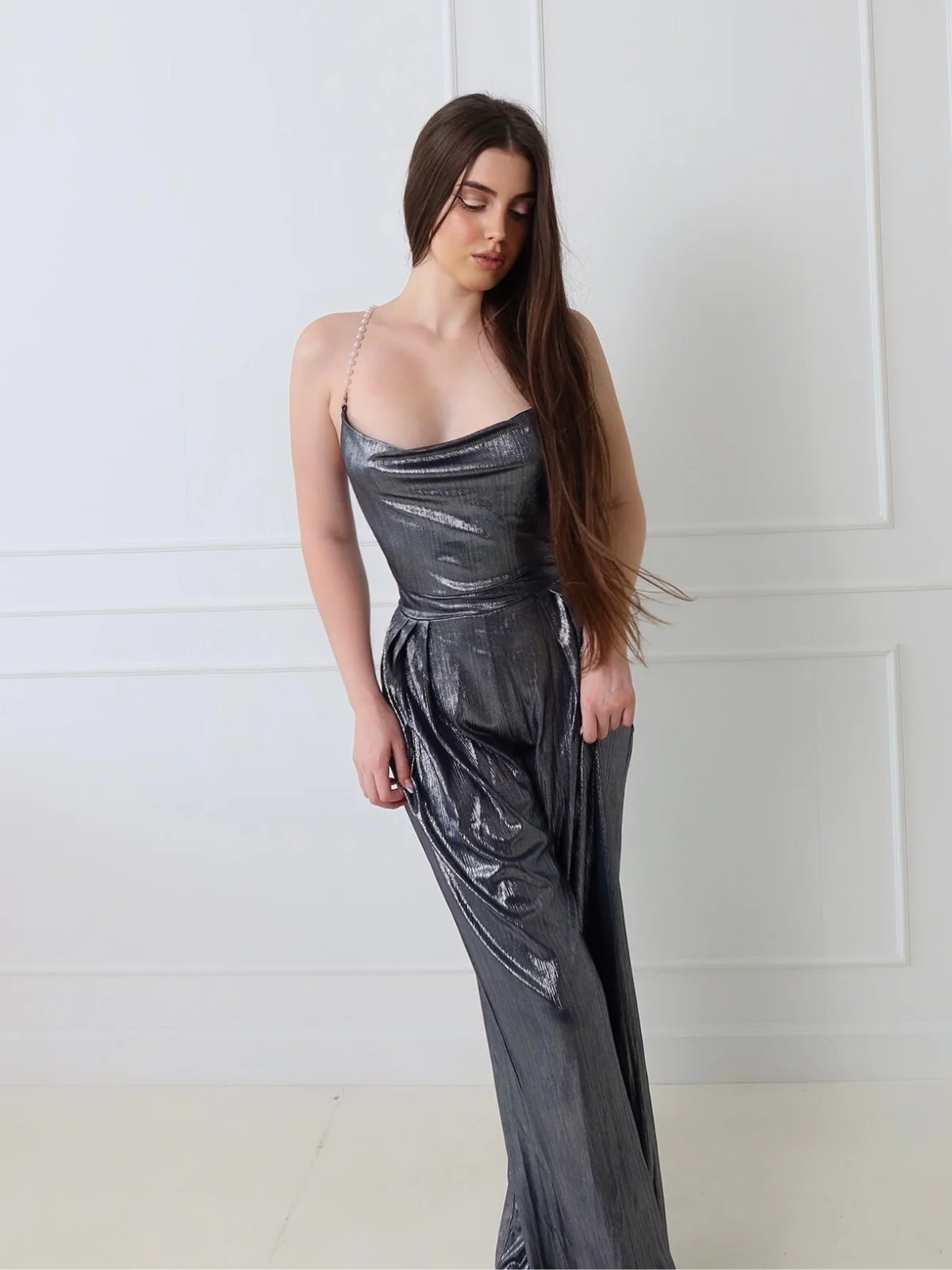 Disco outfit Metallic Grau 1980er Wasserfallkragen Spaghetti Träger Jumpsuit - Image 2