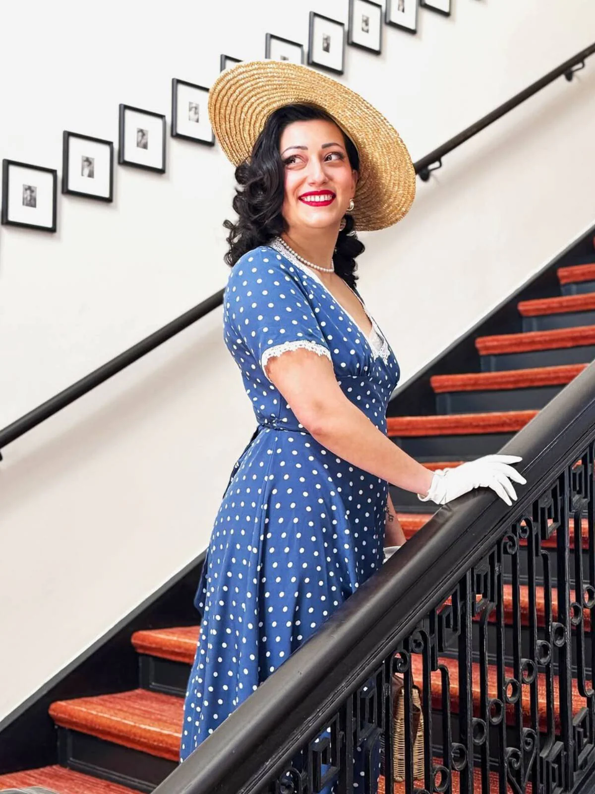 Dunkelblau 1930er V-Ausschnitt Polka Dots Kleid mit Gürtel - Image 2