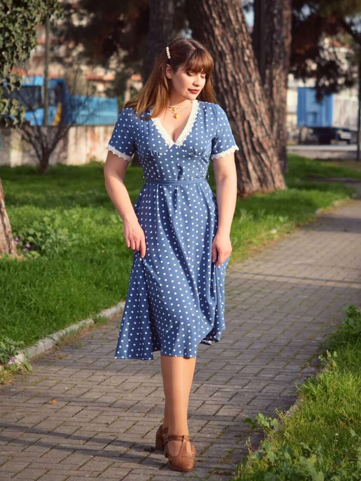 Dunkelblau 1930er V-Ausschnitt Polka Dots Kleid mit Gürtel - Image 3