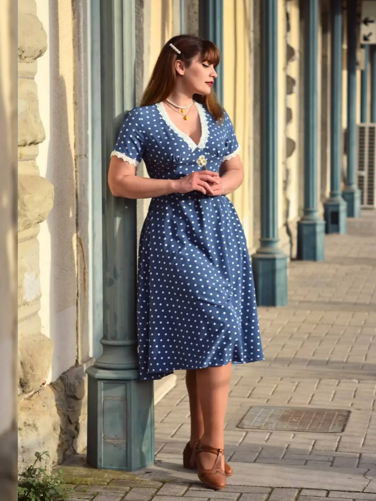 Dunkelblau 1930er V-Ausschnitt Polka Dots Kleid mit Gürtel - Image 4