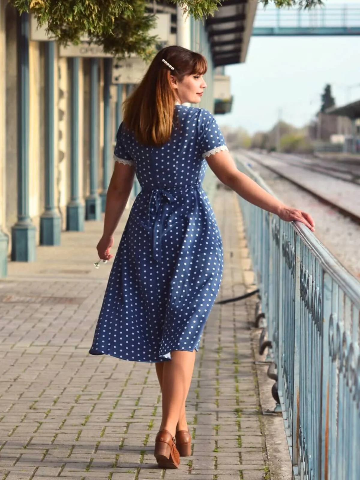 Dunkelblau 1930er V-Ausschnitt Polka Dots Kleid mit Gürtel - Image 5
