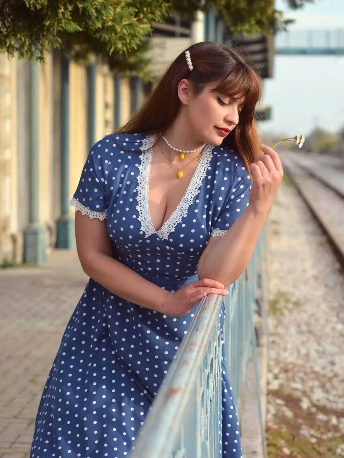 Dunkelblau 1930er V-Ausschnitt Polka Dots Kleid mit Gürtel - Image 6