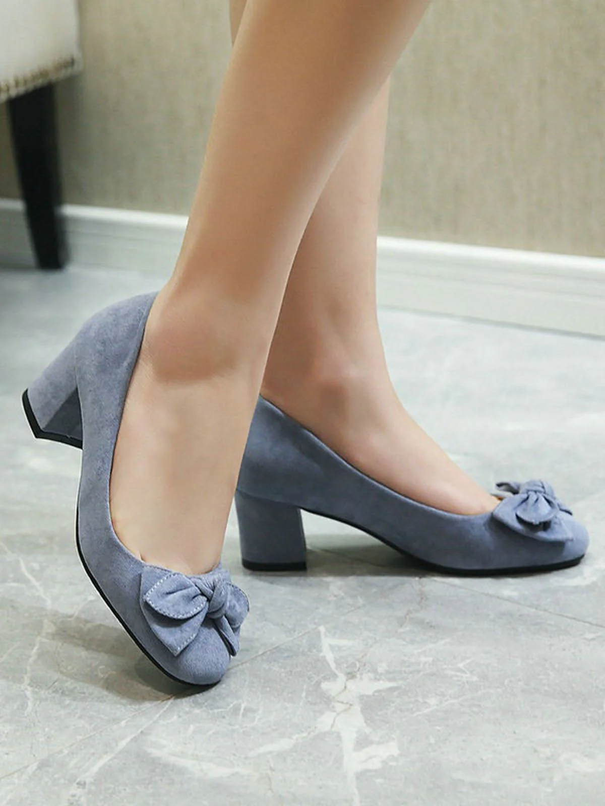 EINFARBIGE SCHUHE MIT SCHLEIFENKNOTEN UND KEILABSATZ - Image 2
