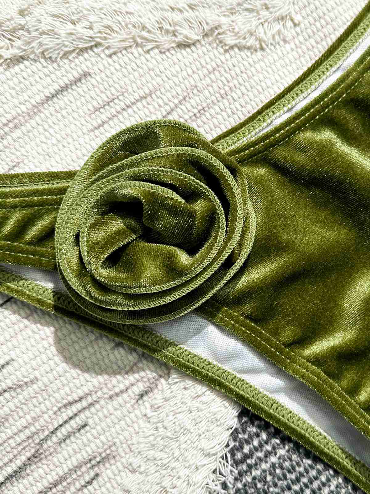 Grün 1960er Solide Samt 3D Rose Bikini Set - Image 4