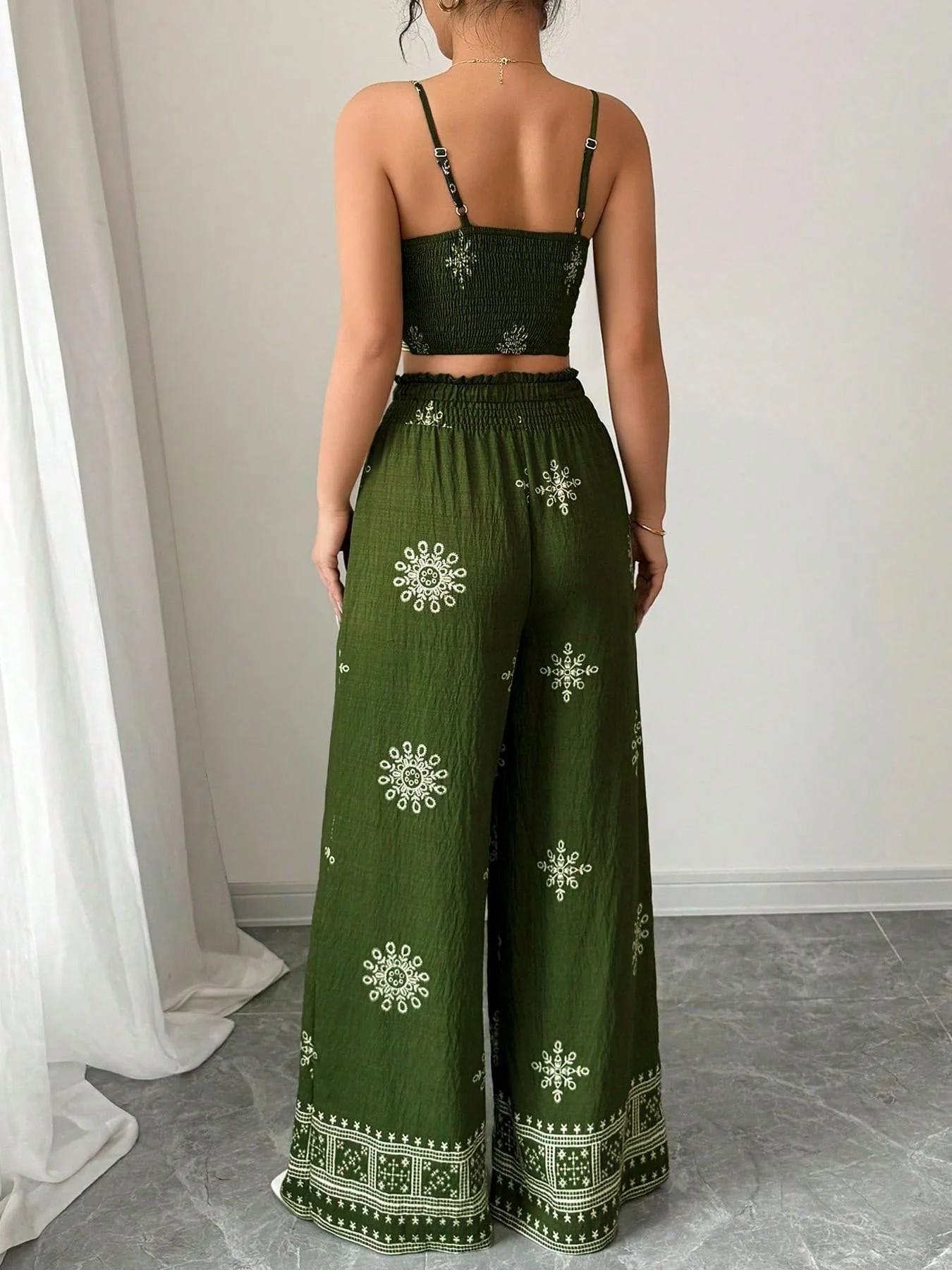 Grüne 70er Top & Hose mit Blumen-Print und Spaghettiträgern - Image 6