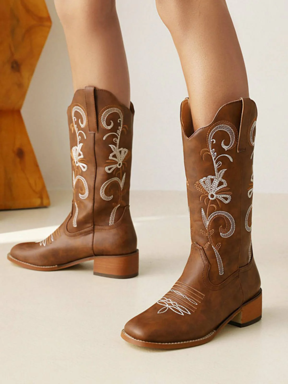 LANGE STIEFEL AUS BESTICKTEM LEDER - Image 6