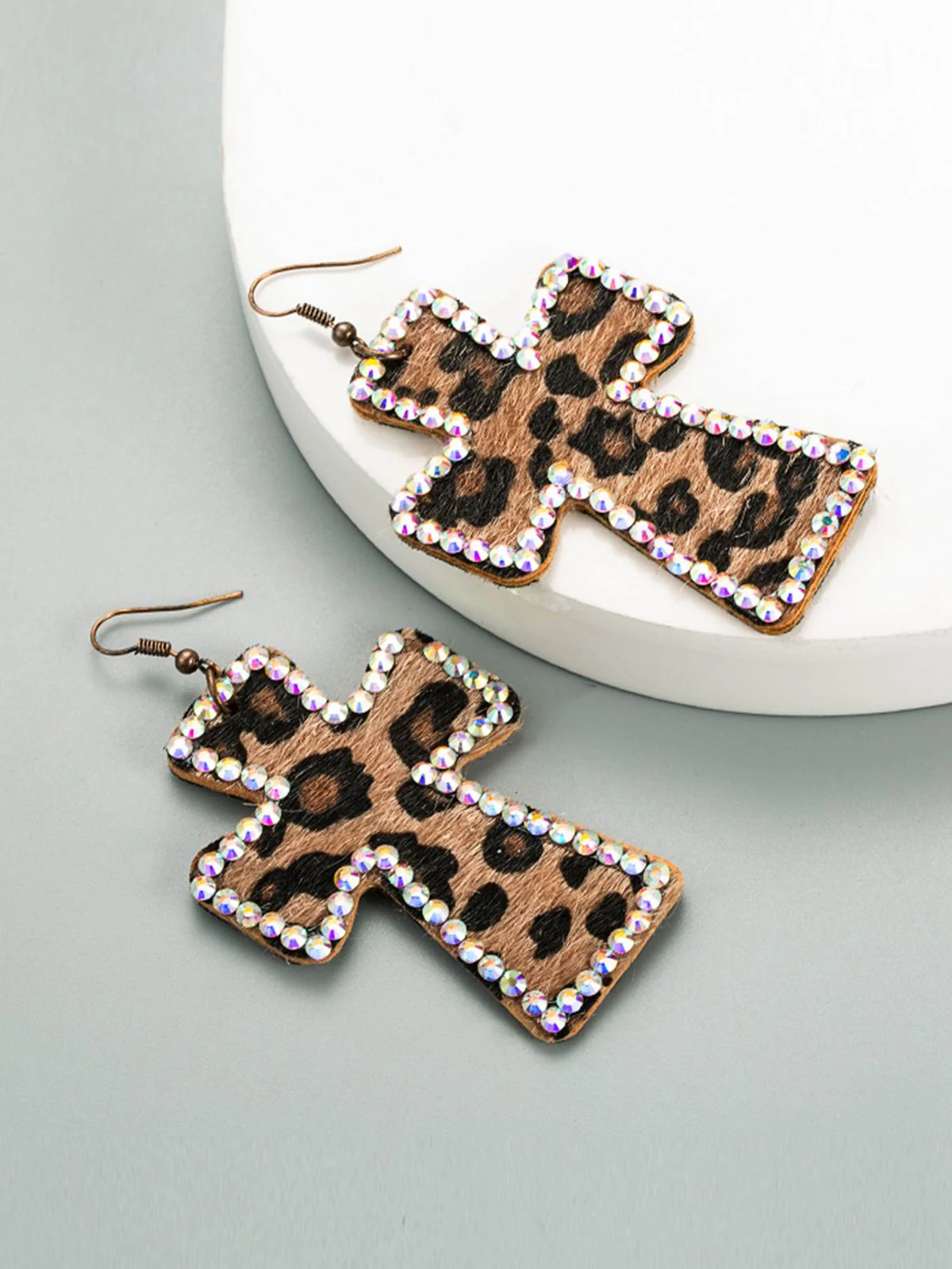 Leopard Strassstein Ohrringe mit Kreuzanhänger - Image 3