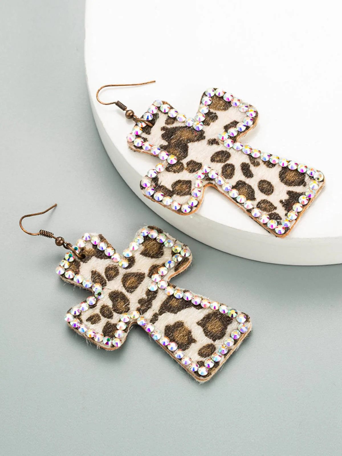 Leopard Strassstein Ohrringe mit Kreuzanhänger - Image 4