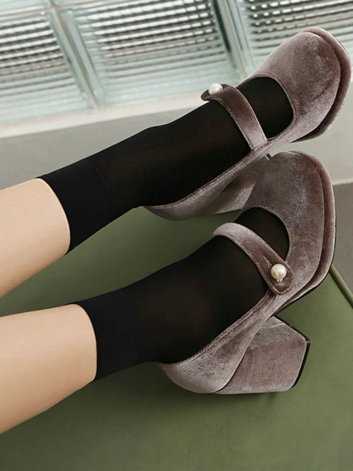 Mary Jane Samt Perlenknopf Blockabsatz Schuhe - Image 11
