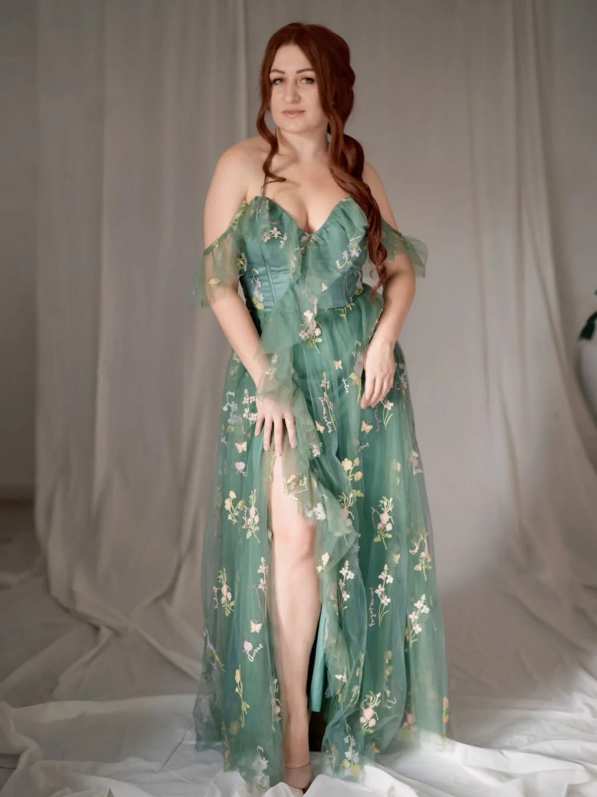 Olivgrün 1970er Slip Blumen Besticktes Netz Schlitz Kleid