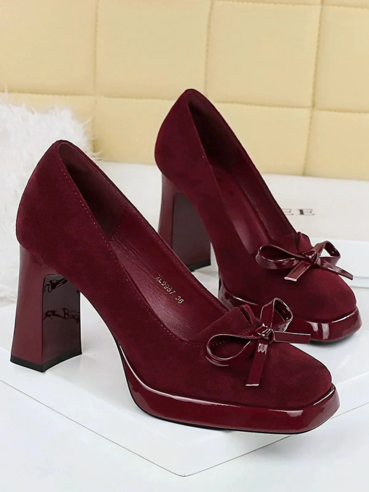 Retro Suede Bowknot Klobig High Heels - Image 2