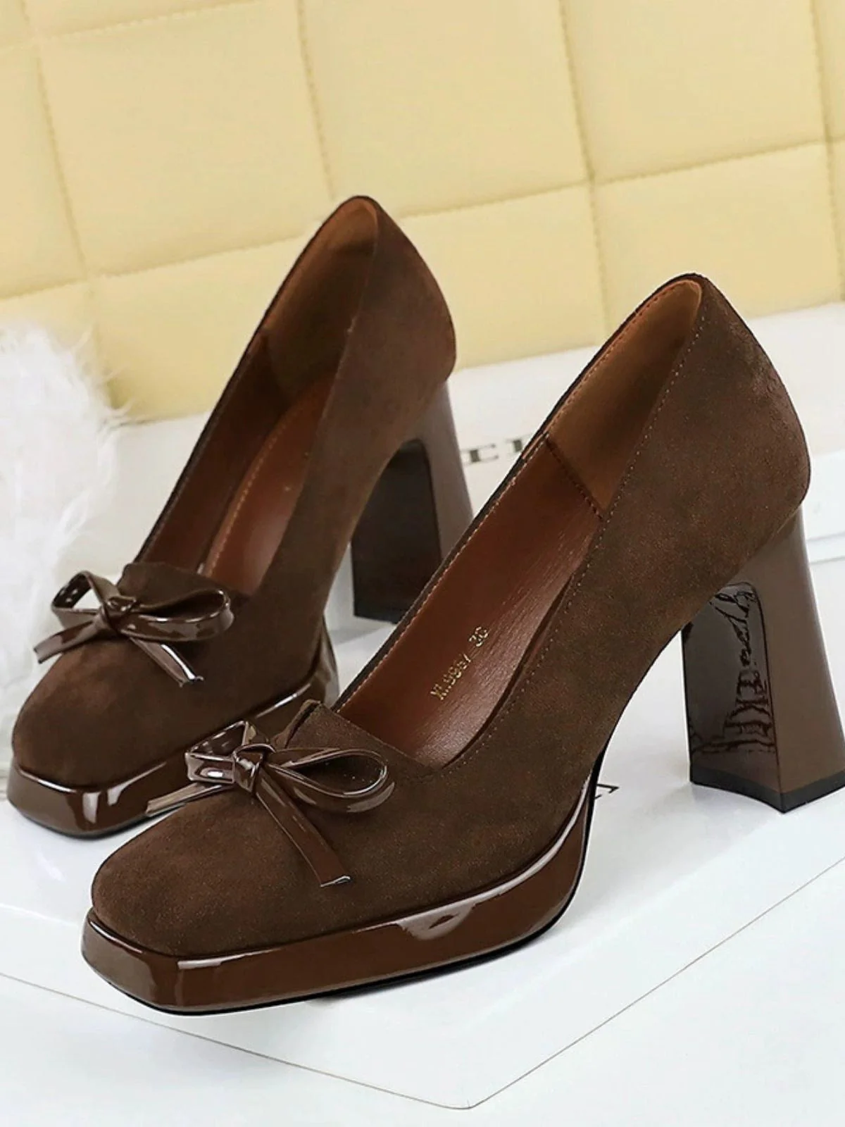 Retro Suede Bowknot Klobig High Heels - Image 4