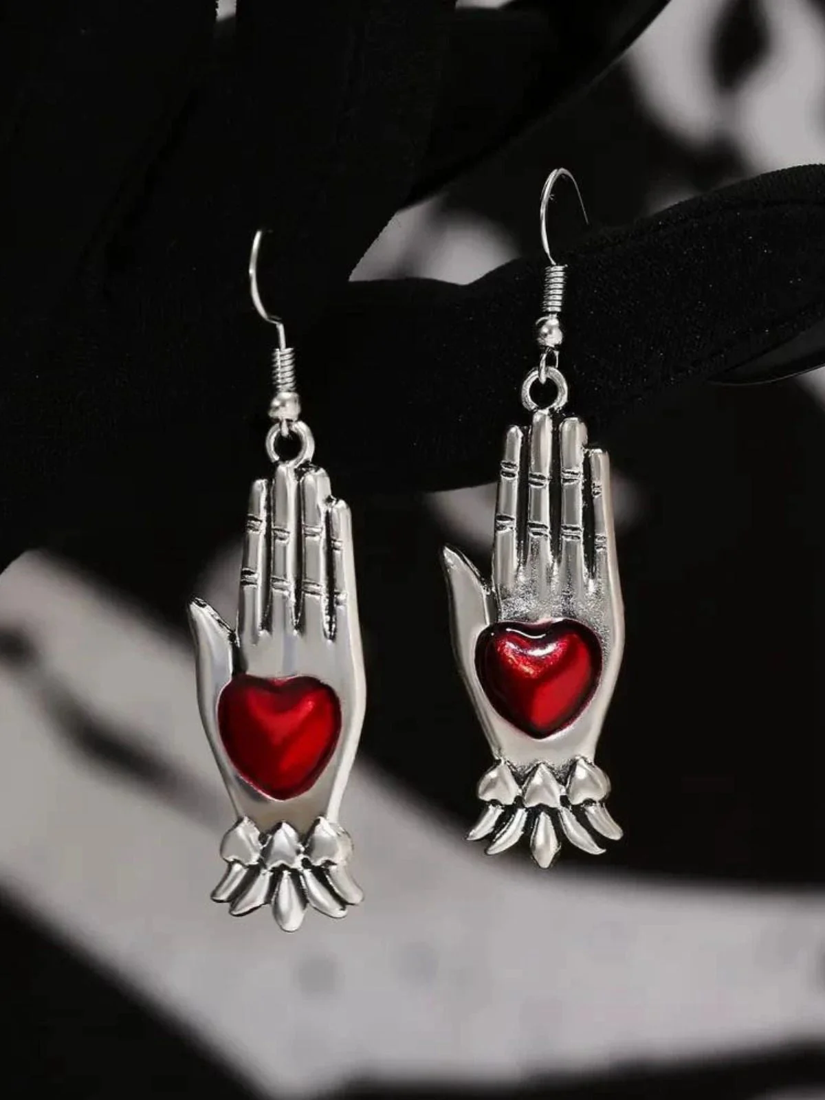 Rot & Silber Vintage Gothic Herz Handschuh Ohrringe - Image 2