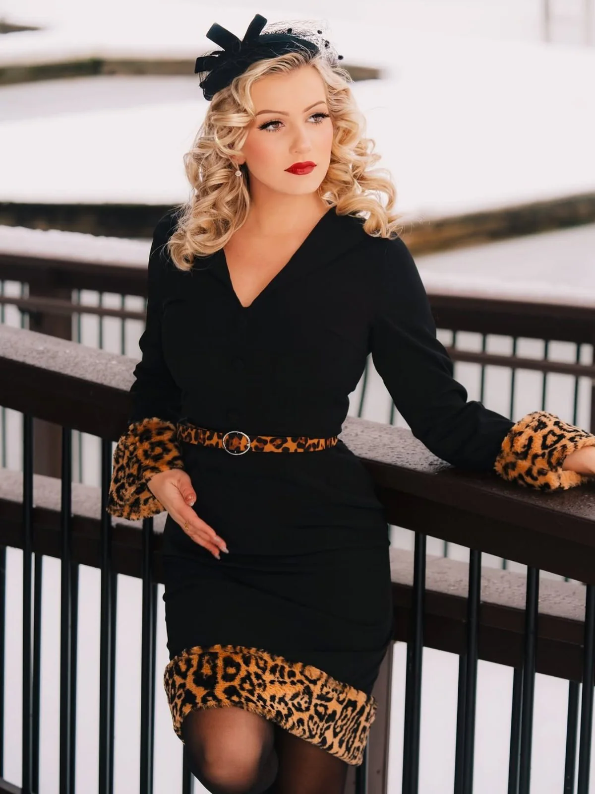 Schwarzes 1960er Leopard Plüsch V-Ausschnitt Bleistiftkleid - Image 2