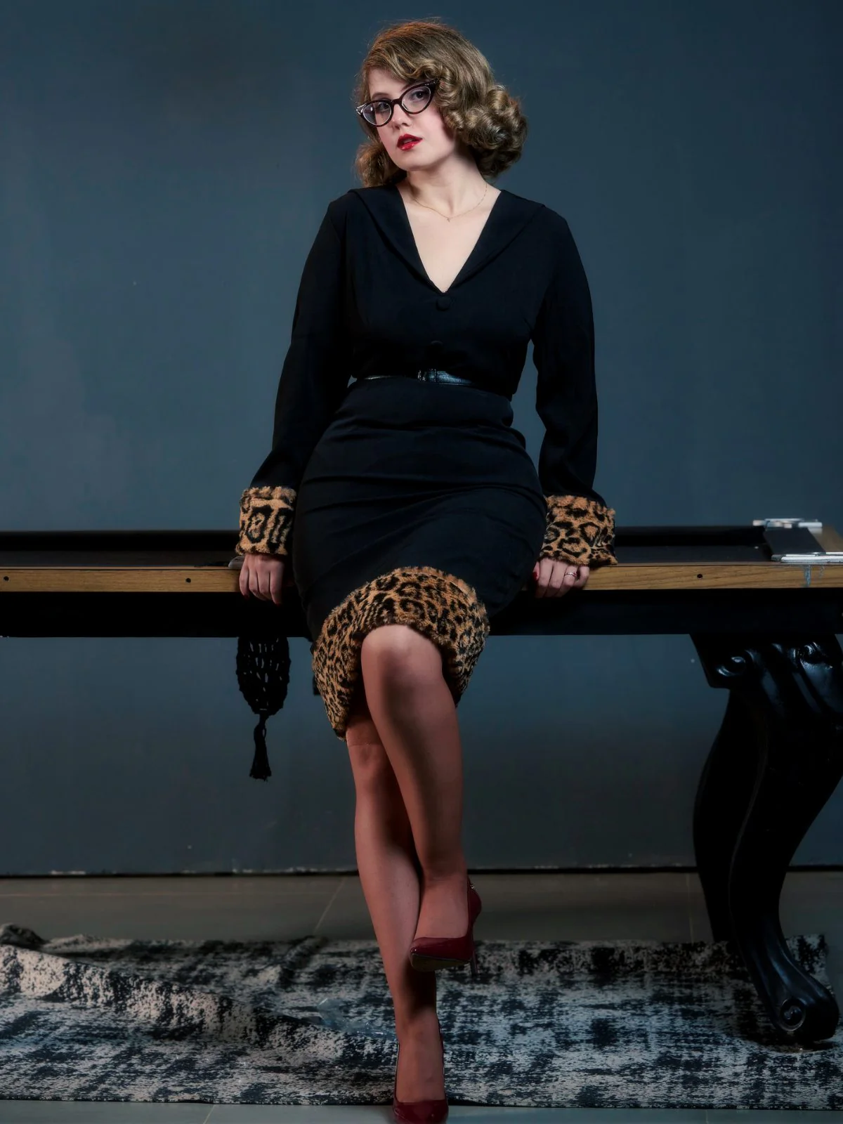 Schwarzes 1960er Leopard Plüsch V-Ausschnitt Bleistiftkleid - Image 2