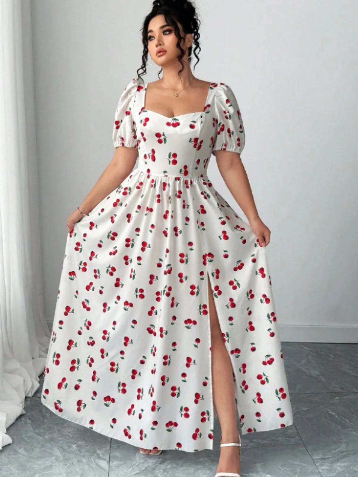 [Übergröße] Weißes 40er Maxikleid mit Kirschen-Print und Schlitz - Image 3