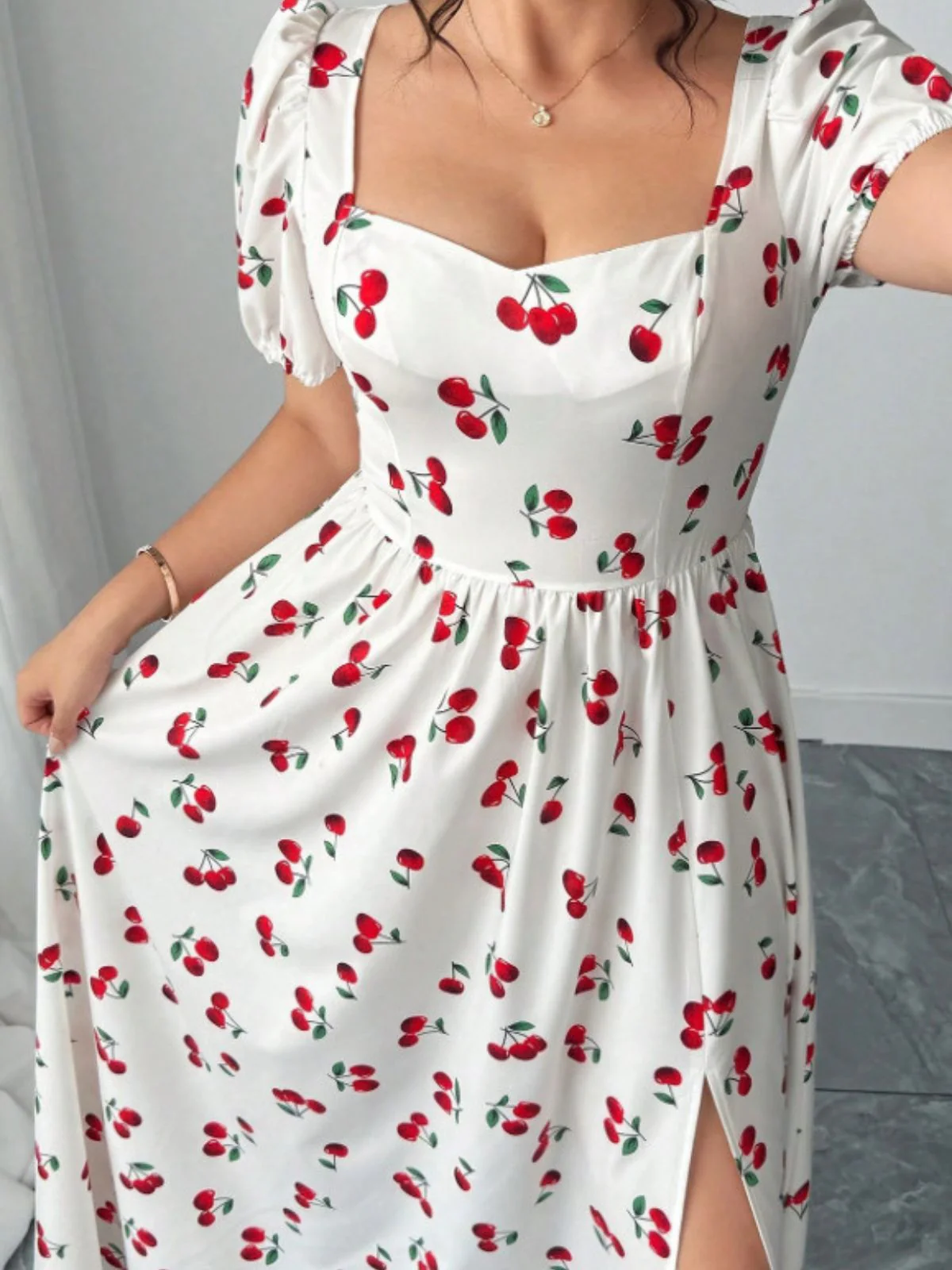 [Übergröße] Weißes 40er Maxikleid mit Kirschen-Print und Schlitz - Image 4
