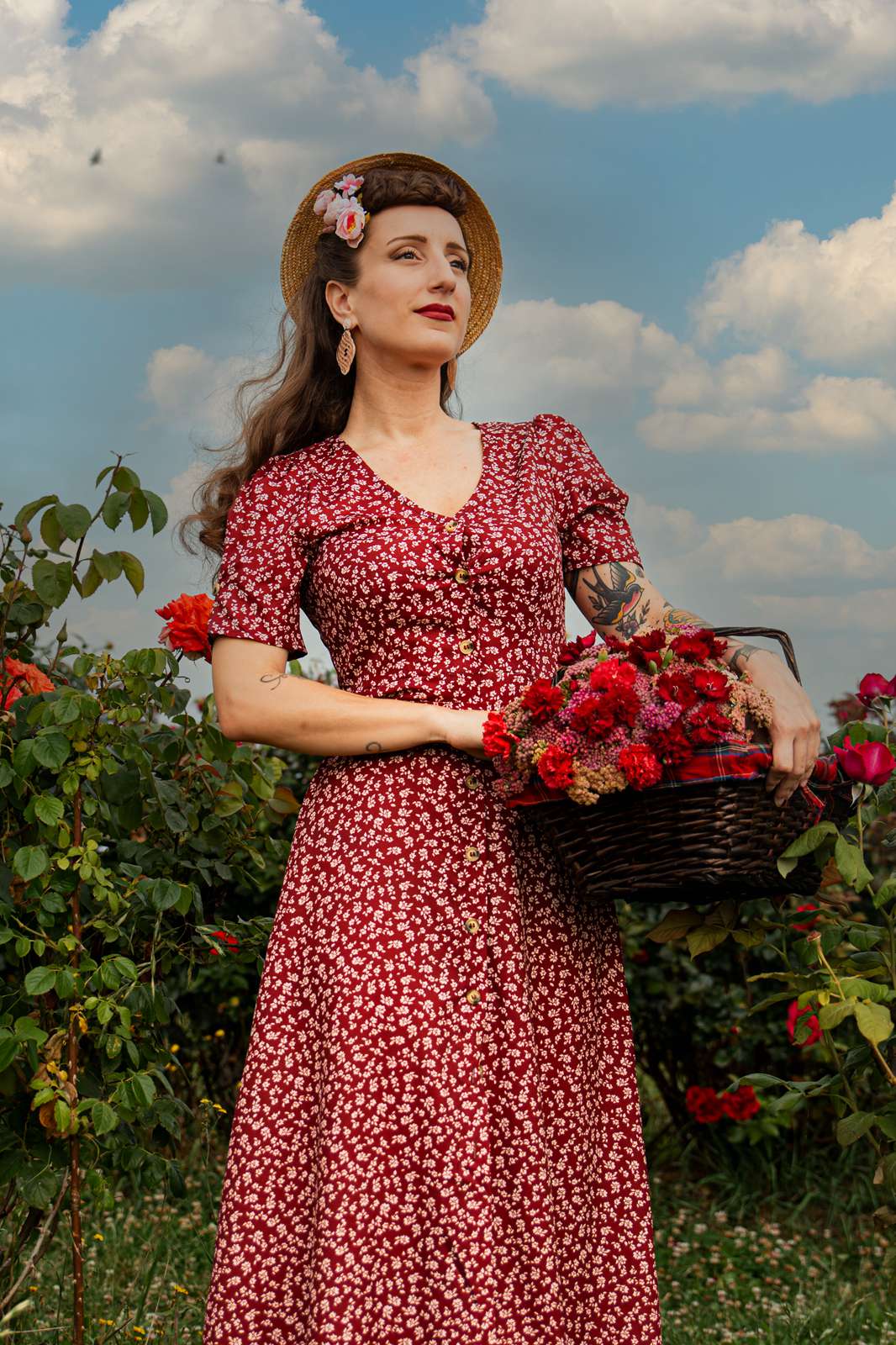 [Vorverkauf] Weinrot 1940er V-Ausschnitt Ditsy Blumen Kleid - Image 2