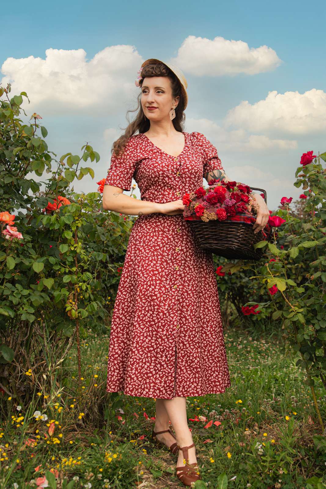 [Vorverkauf] Weinrot 1940er V-Ausschnitt Ditsy Blumen Kleid - Image 3