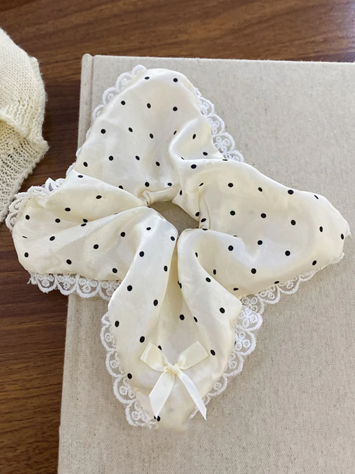 Weiß Polka Dot Spitze Quadratisches Haargummi - Image 2