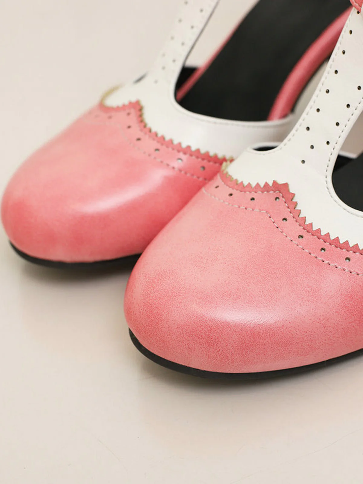 Zweifarbige Pumps im Mary-Jane-Stil mit Blockabsatz und T-Riemen - Image 11