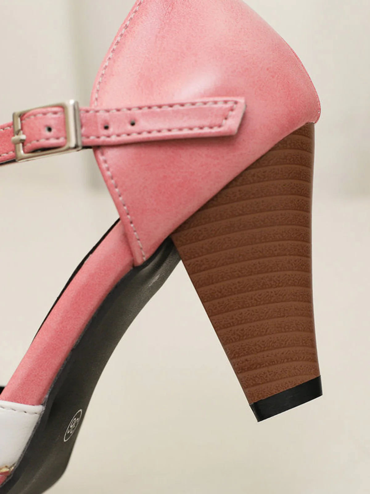 Zweifarbige Pumps im Mary-Jane-Stil mit Blockabsatz und T-Riemen - Image 12