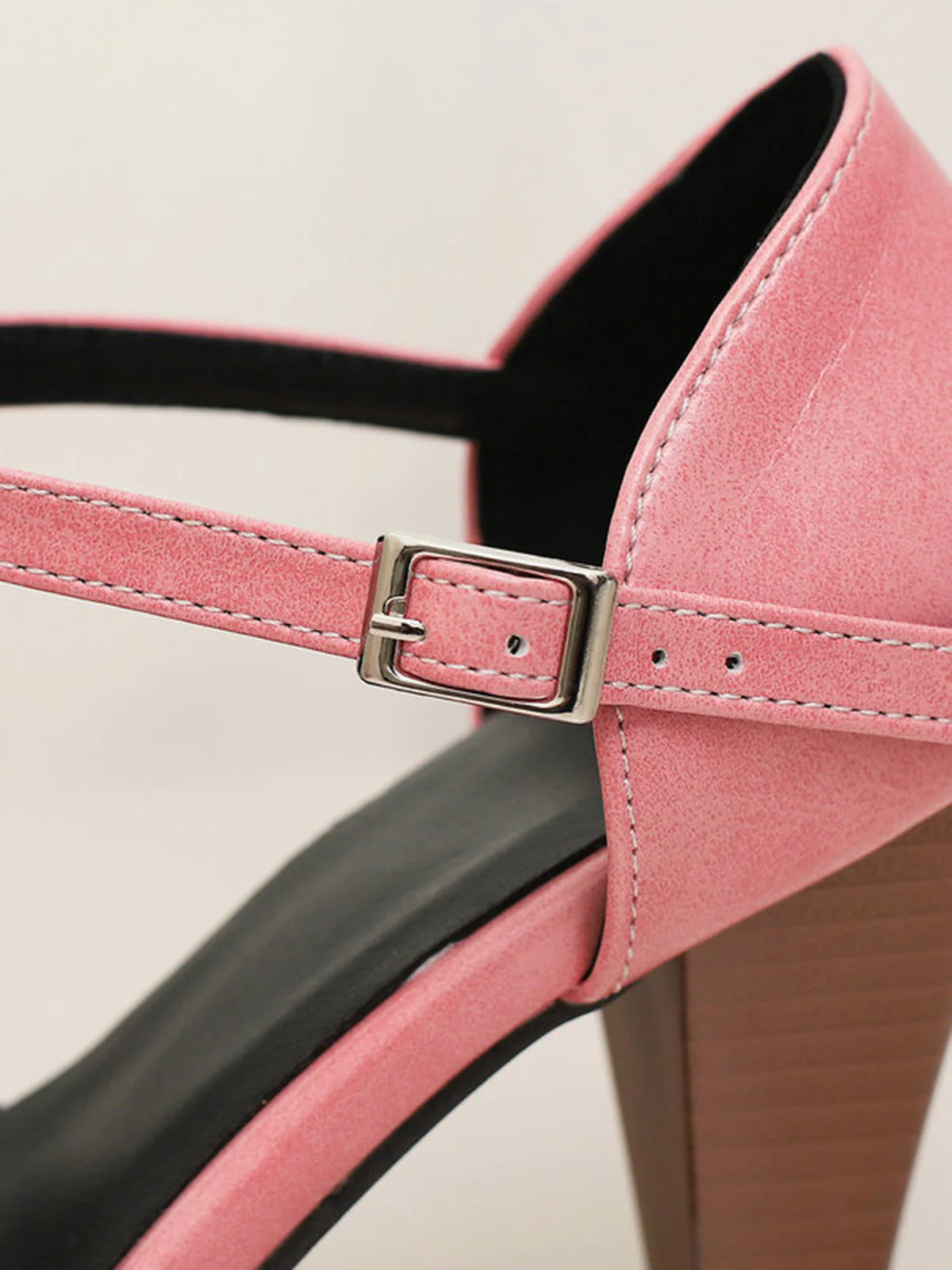 Zweifarbige Pumps im Mary-Jane-Stil mit Blockabsatz und T-Riemen - Image 13