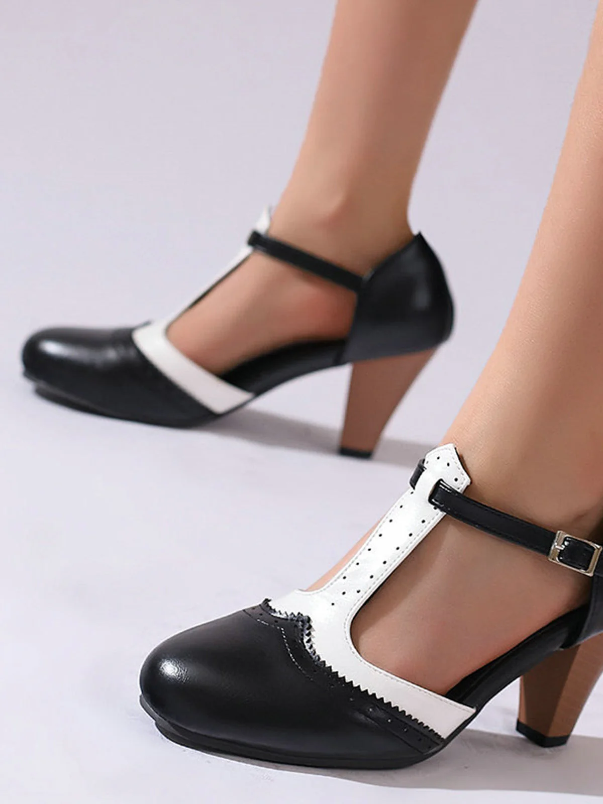Zweifarbige Pumps im Mary-Jane-Stil mit Blockabsatz und T-Riemen - Image 4