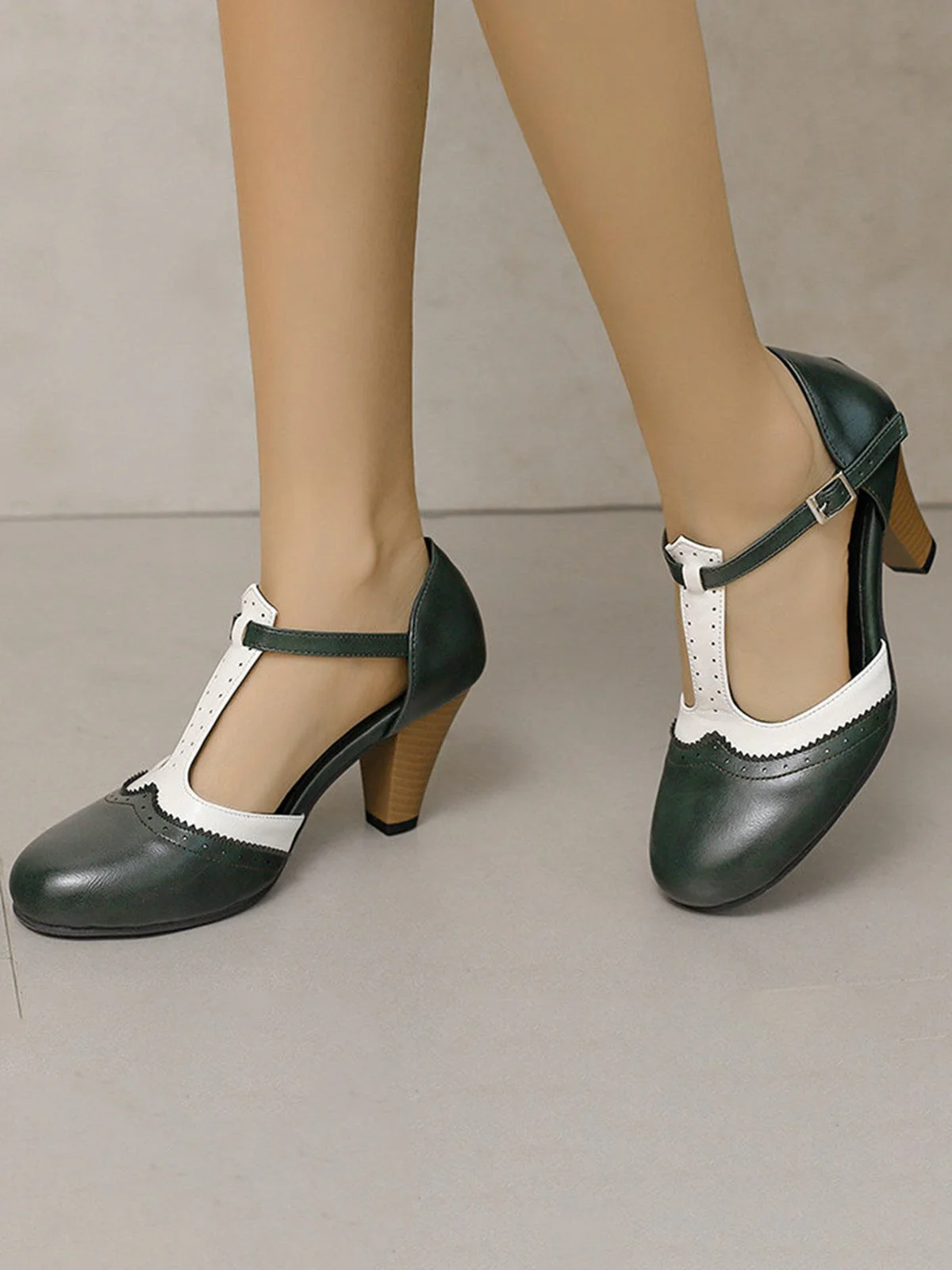 Zweifarbige Pumps im Mary-Jane-Stil mit Blockabsatz und T-Riemen - Image 8